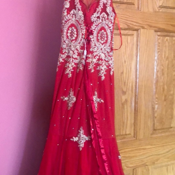The dress is red and gold and it’s a size x small - Picture 3 of 6